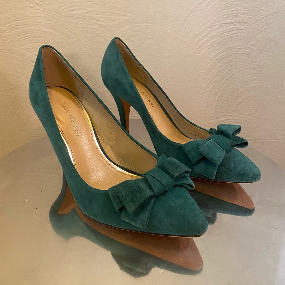 Antonio Melani Green Suede Pumps with Bow
